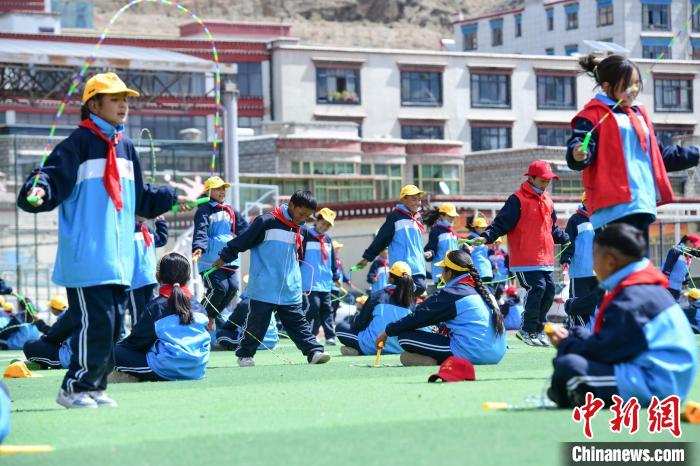 圖為學(xué)生正在練習(xí)跳繩?！∝暩聛硭?攝