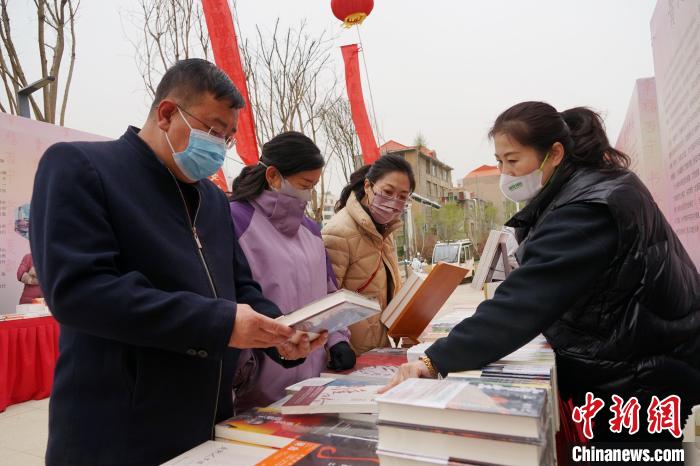 圖為民眾在活動(dòng)現(xiàn)場(chǎng)購書。　馬銘言 攝