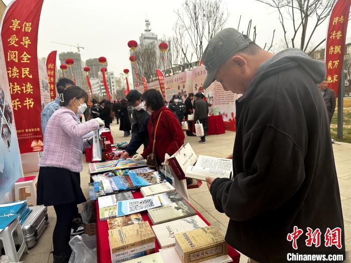 圖為民眾在活動(dòng)現(xiàn)場(chǎng)讀書、購書?！±铍h 攝