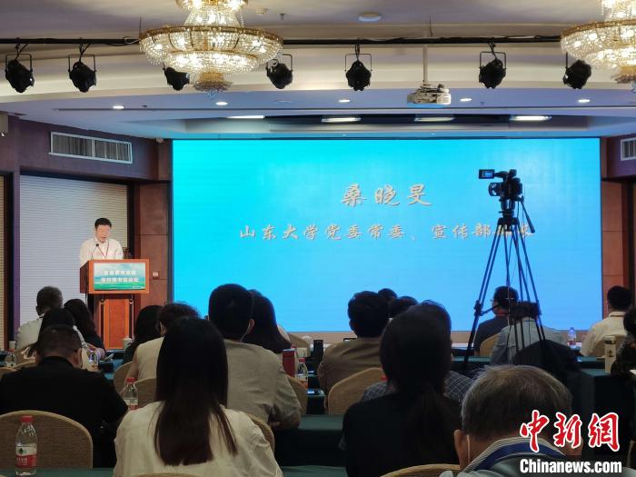 山東大學(xué)黨委常委、宣傳部部長(zhǎng)桑曉旻在現(xiàn)場(chǎng)致辭?！⊥醪赦?攝