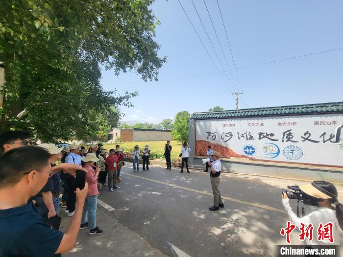 圖為中國(guó)地質(zhì)大學(xué)(北京)教授張緒教介紹村落情況?！『衍?攝