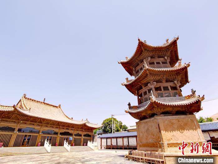 圖為阿河灘清真寺局部?！?zhí)砀?攝