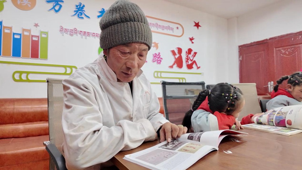 一位當(dāng)?shù)卮迕窈秃⒆觽冊(cè)谀良視堇锉M情享受閱讀時(shí)光。申扎縣融媒體中心供圖