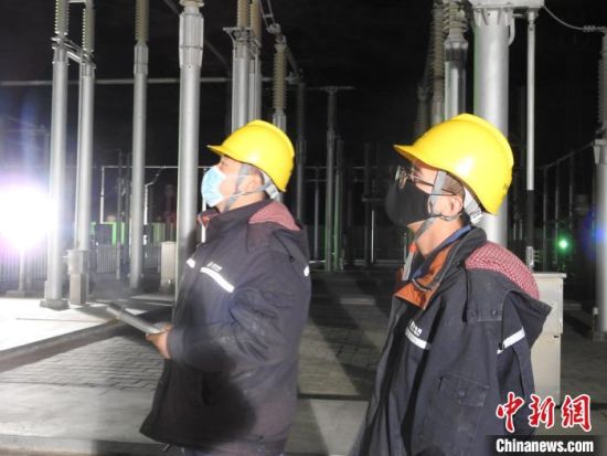 圖為5月10日凌晨，國網(wǎng)青海檢修公司柴達木換流站運維人員在進行柴拉直流系統(tǒng)停電操作。　姚曉英 攝