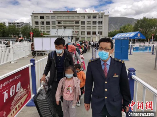 圖為拉薩車站工作人員為西藏先心病患兒和陪同人員提供“綠色”接力幫扶，并開通了專門通道，讓他們快速進站上車。拉薩車站 供圖