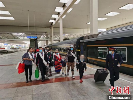 圖為拉薩車站工作人員為西藏先心病患兒和陪同人員提供“綠色”接力幫扶，并開通了專門通道，讓他們快速進(jìn)站上車。拉薩車站 供圖
