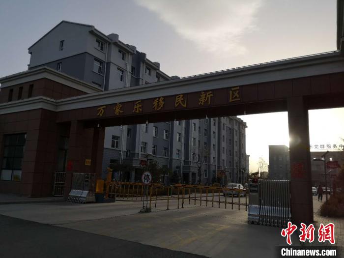 2019年以來，一萬余農(nóng)民搬離山溝，住進(jìn)縣城東郊移民新區(qū)“萬家樂”?！》尔惙?攝