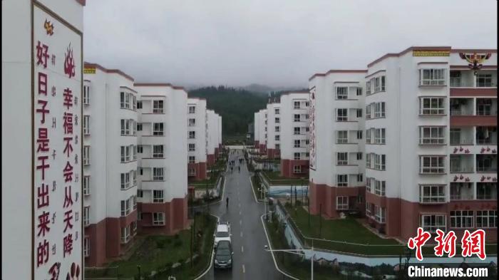 越西縣最大的易地扶貧搬遷安置點(diǎn)——城北感恩社區(qū)?！『武?攝