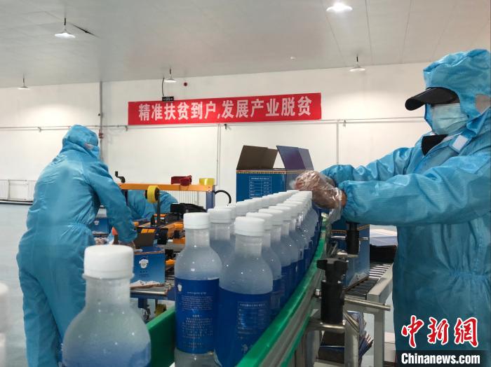 圖為阿里地區(qū)措勤縣某飲用水加工公司，該公司以“基地+公司+貧困民眾”為運營模式，帶動貧困民眾68戶232人。　謝牧 攝