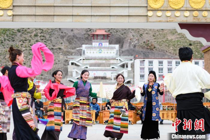 圖為西藏昌都市洛隆縣易地搬遷安置點(diǎn)阿托卡小康示范新村村民載歌載舞慶脫貧(資料圖)?！『闻罾?攝