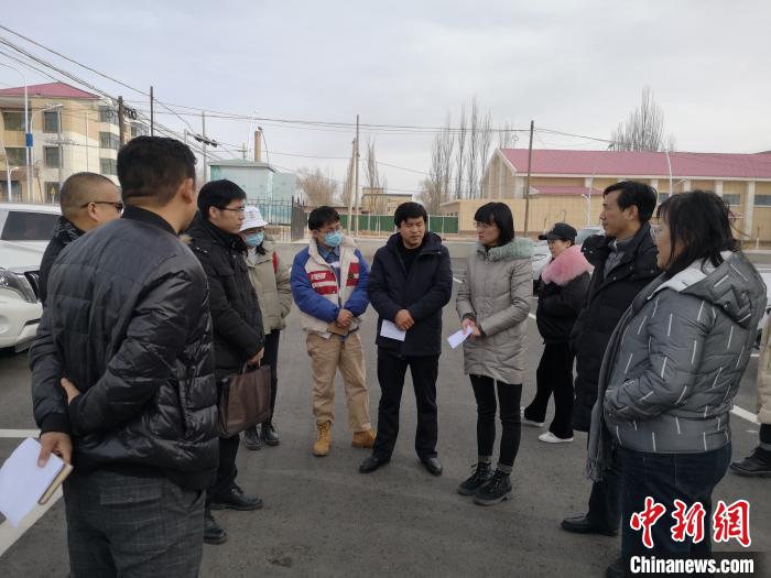 圖為青海大學(xué)工作人員正在現(xiàn)場考察該項目進(jìn)行情況。　李江寧 攝