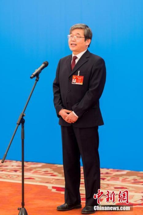 3月10日，全國(guó)政協(xié)十三屆四次會(huì)議第三場(chǎng)“委員通道”采訪活動(dòng)在北京人民大會(huì)堂新聞發(fā)布廳舉行。圖為全國(guó)政協(xié)委員阿拉坦倉(cāng)通過(guò)網(wǎng)絡(luò)視頻方式接受媒體采訪。<a target='_blank' ><p  align=