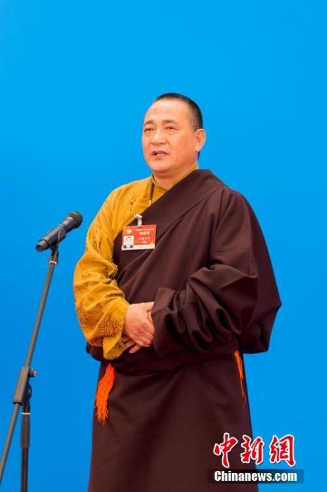 3月10日，全國(guó)政協(xié)十三屆四次會(huì)議第三場(chǎng)“委員通道”采訪活動(dòng)在北京人民大會(huì)堂新聞發(fā)布廳舉行。圖為全國(guó)政協(xié)委員洛桑山丹通過(guò)網(wǎng)絡(luò)視頻方式接受媒體采訪。<a target='_blank' ><p  align=