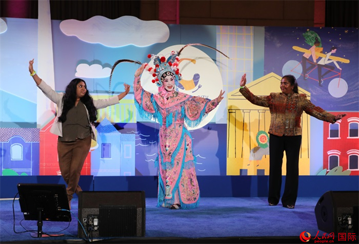 當(dāng)?shù)厝A人京劇社團的青年演員現(xiàn)場表演京劇選段，并與現(xiàn)場觀眾近距離互動。人民網(wǎng)記者 李志偉攝