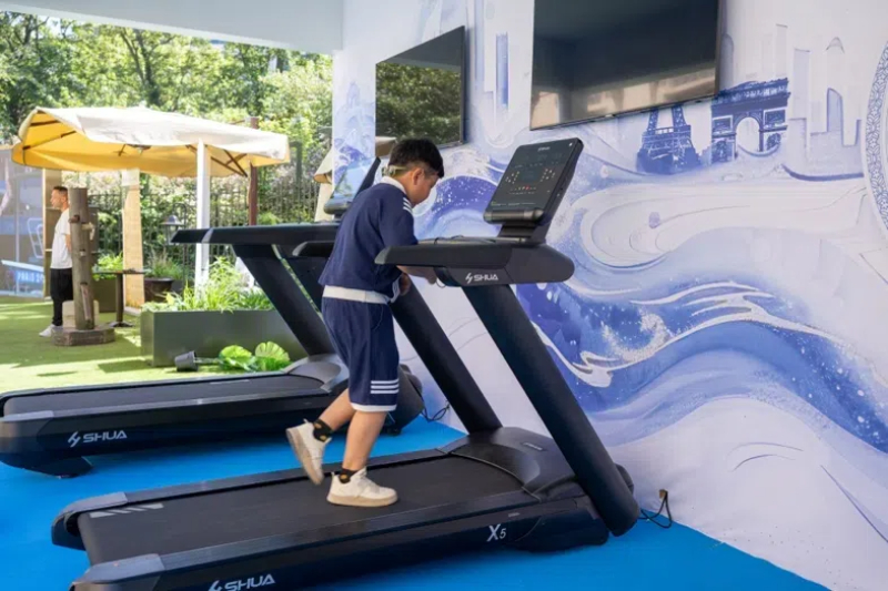 小朋友在智慧體育公園體驗(yàn)跑步機(jī)。巴黎