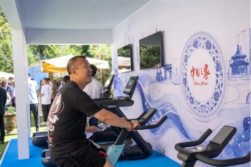 參觀者在智慧體育公園體驗(yàn)動(dòng)感單車。巴黎