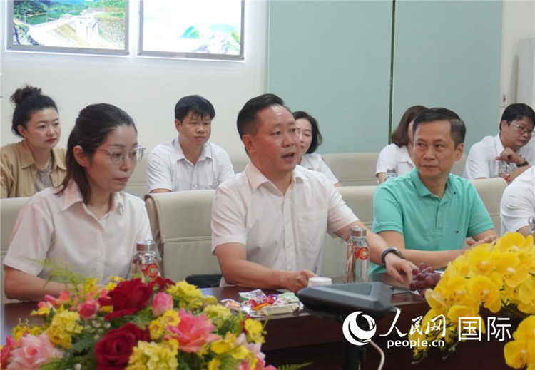越中電力公司董事長(zhǎng)李志雄（前排左二）介紹越南電力情況。葛沙莎攝