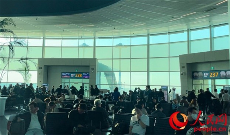仁川機(jī)場等待登機(jī)的旅客。人民網(wǎng) 李帆攝