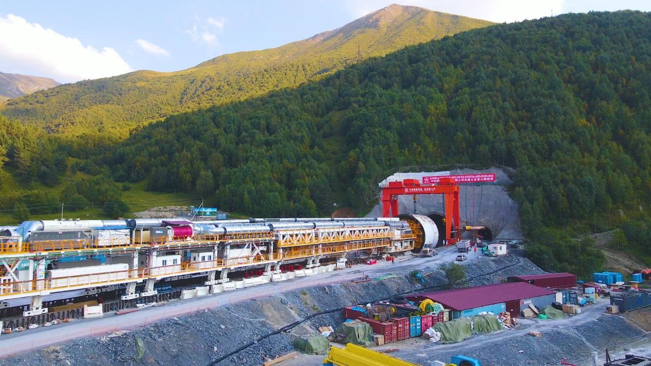 “高加索號”單護(hù)盾硬巖掘進(jìn)機(jī)（TBM）。中鐵隧道局格魯吉亞KK公路隧道項(xiàng)目部供圖
