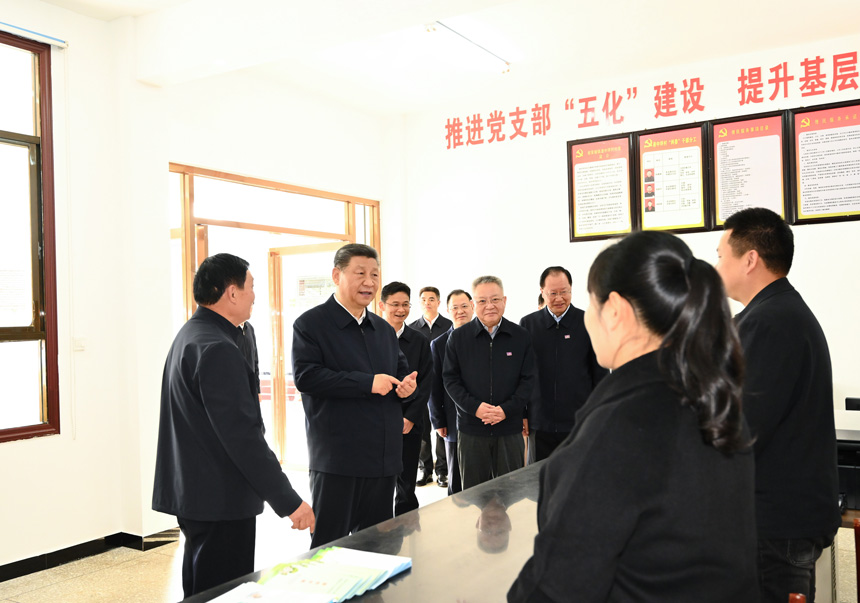 2024年3月18日至21日，中共中央總書記、國(guó)家主席、中央軍委主席習(xí)近平在湖南考察。這是19日下午，習(xí)近平在常德市鼎城區(qū)謝家鋪鎮(zhèn)港中坪村黨群服務(wù)中心了解當(dāng)?shù)貫榛鶎訙p負(fù)、提升基層治理效能等情況。新華社記者 燕雁 攝