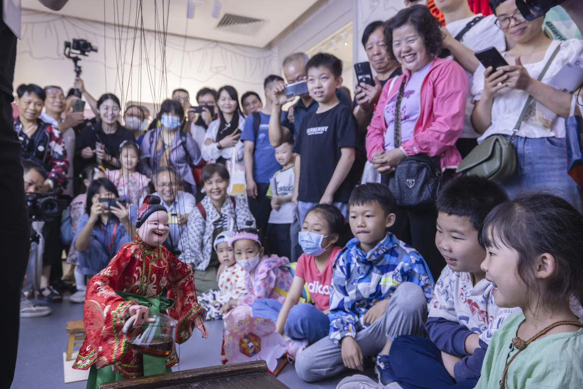 5月1日，廣州市白鵝潭大灣區(qū)藝術中心非物質文化遺產(chǎn)館內(nèi)，精彩的梅縣提線木偶戲表演吸引了眾多游客駐足觀賞。 來源：人民圖片網(wǎng)