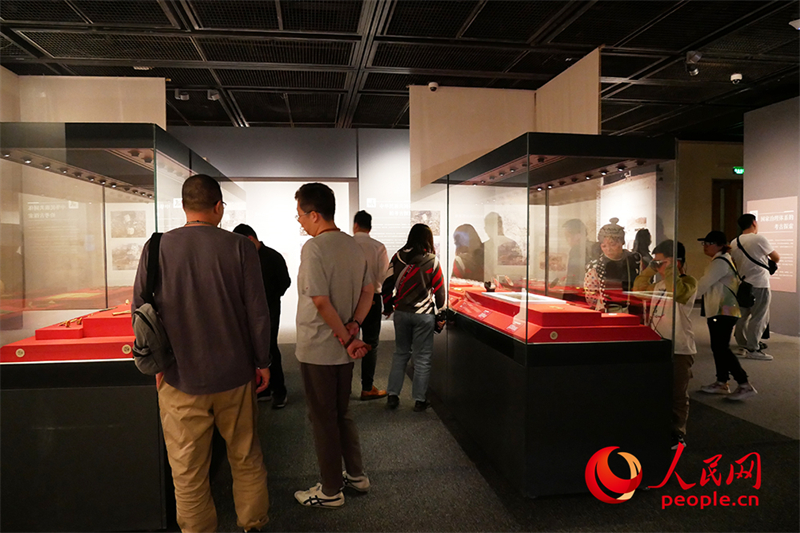 “五一”假期，游客在首都博物館參觀展覽。人民網(wǎng)記者 韋衍行攝