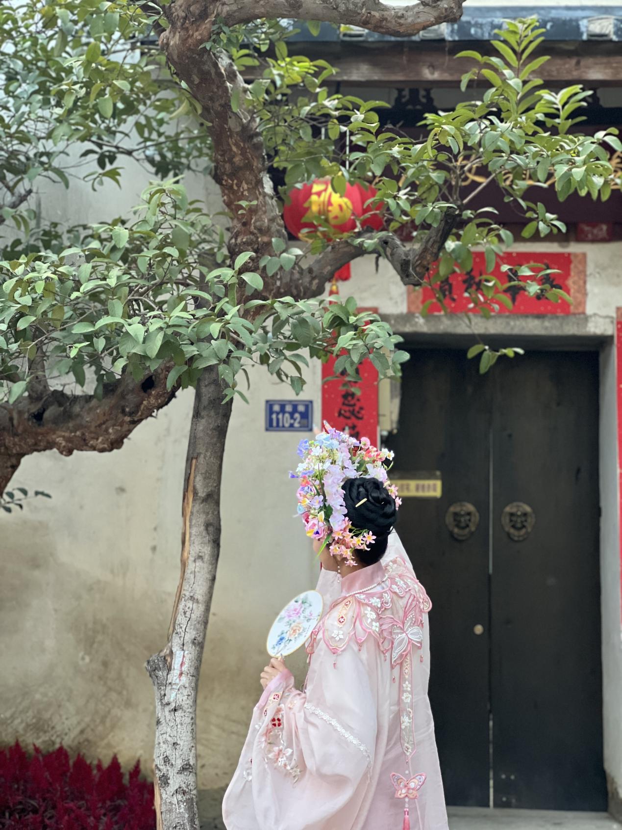 福建泉州，頭戴簪花的游客正拍照留念。人民網(wǎng) 歐陽易佳攝