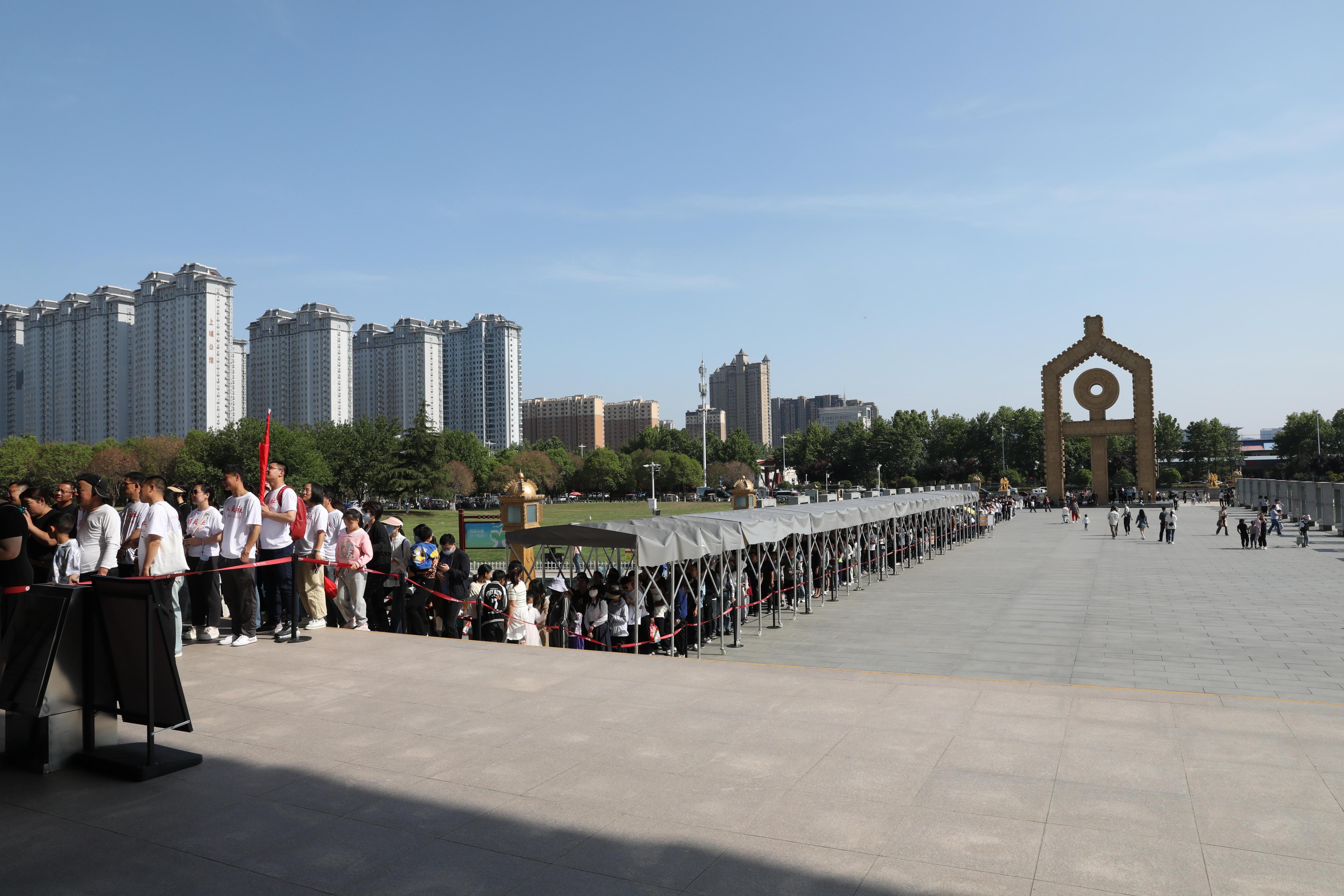 “五一”期間，中國文字博物館外游客有序排隊(duì)。中國文字博物館供圖
