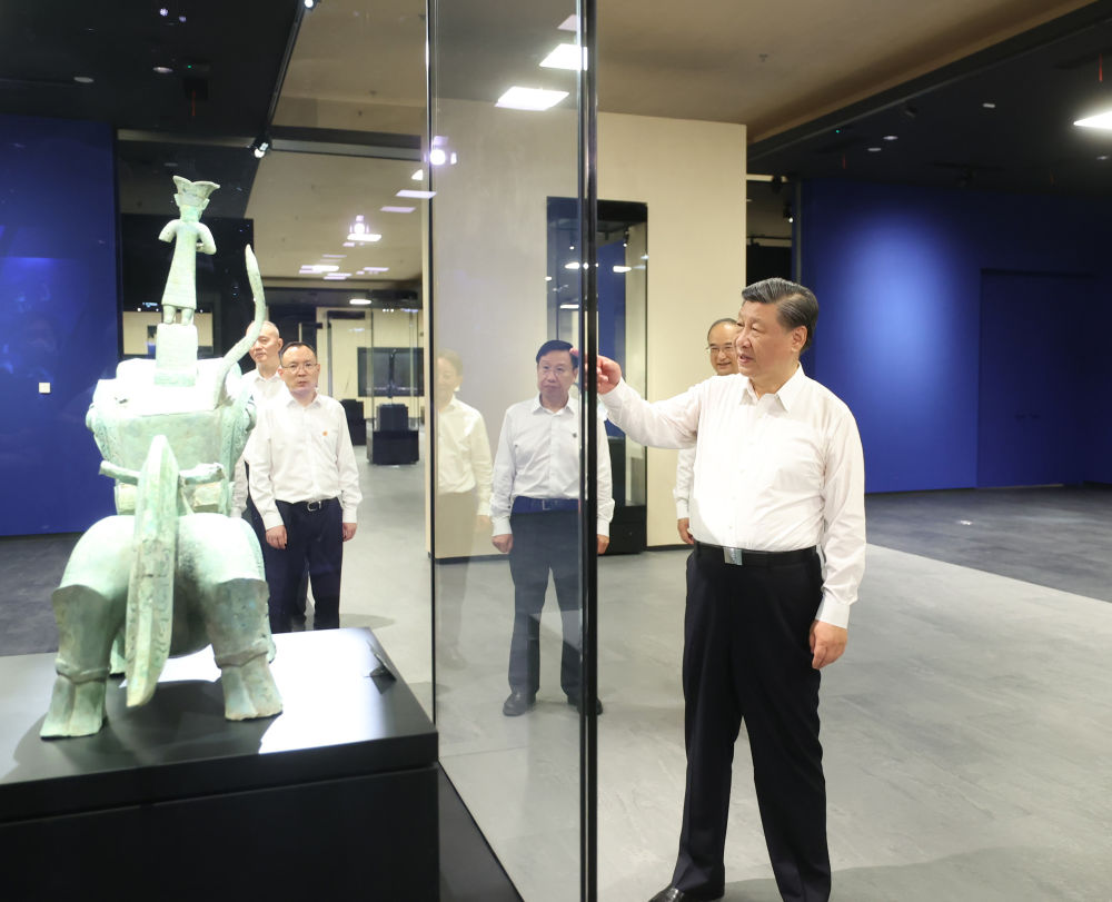 2023年7月26日，習(xí)近平總書記在四川省德陽市考察了三星堆博物館，了解當(dāng)?shù)貧v史文化遺址發(fā)掘研究、文物保護(hù)修復(fù)等情況。
