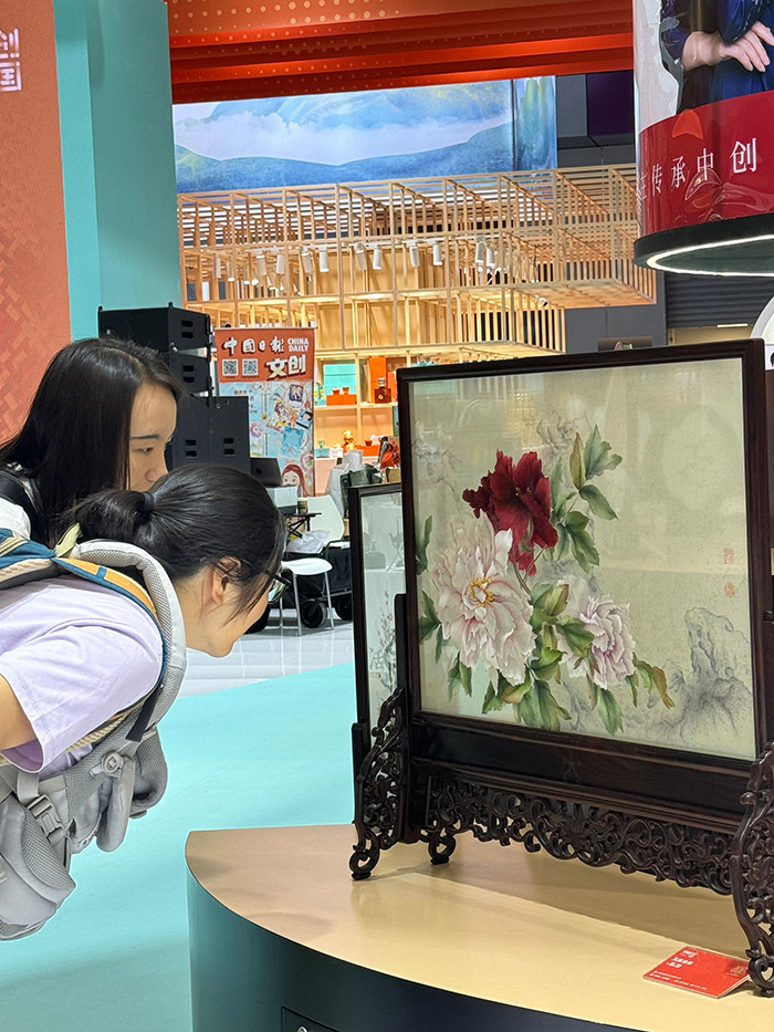 “文創(chuàng)中國”專題展區(qū)。參展觀眾供圖