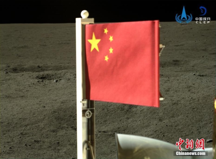 6月4日，中國國家航天局公布了嫦娥六號(hào)探測(cè)器在月球背面的五星紅旗展示影像。鮮艷的五星紅旗再次閃耀月球，這也是中國首次在月球背面獨(dú)立動(dòng)態(tài)展示國旗。<a target='_blank' href='/'><p  align=