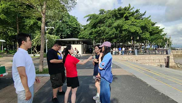 人民網(wǎng)記者采訪紅樹林公園游客。人民網(wǎng)記者 李彤?dāng)z