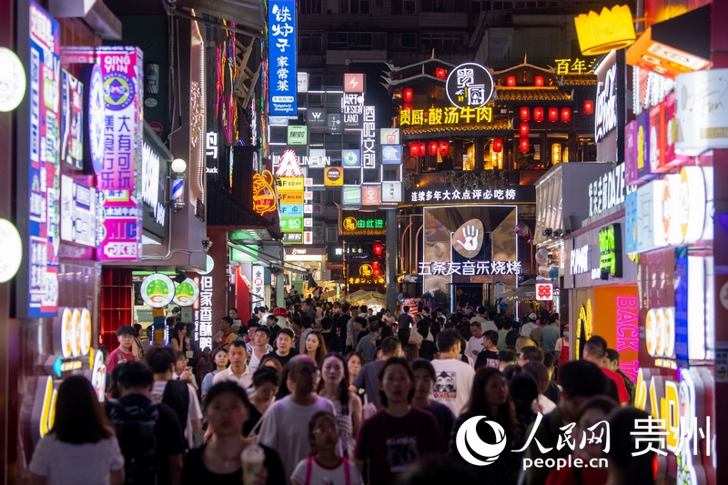 6月21日，貴陽，青云市集內(nèi)游人如織。人民網(wǎng)記者 翁奇羽攝