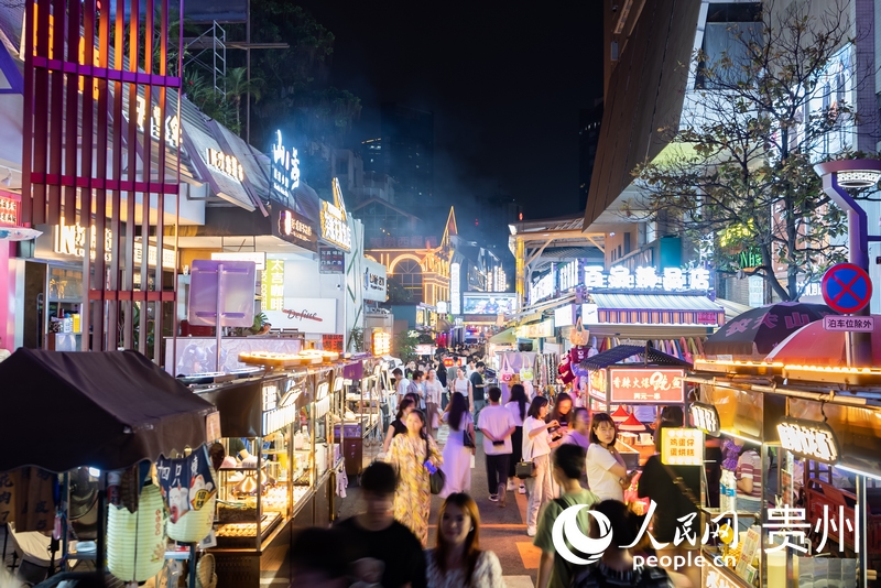 6月21日，夜幕下人頭攢動的貴陽市太平路街區(qū)。人民網(wǎng)記者 涂敏攝