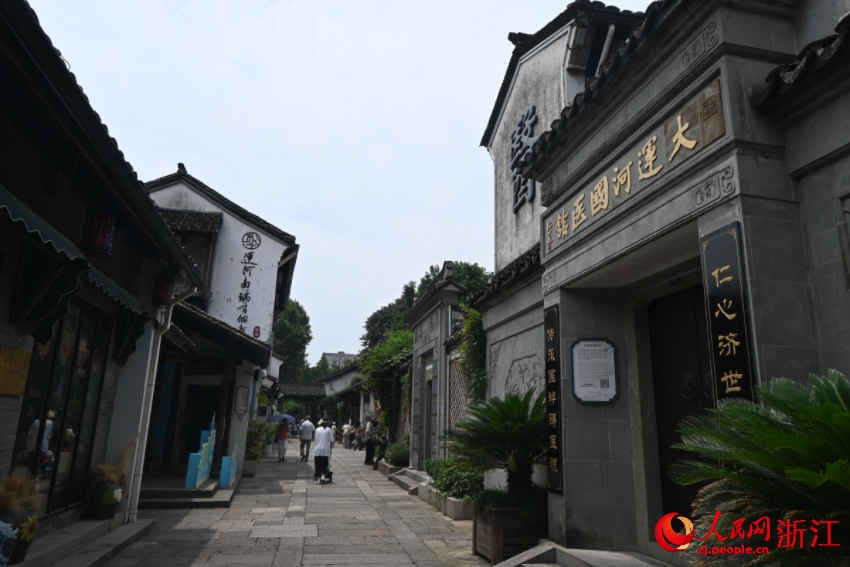 運河邊的老建筑被完好保存下來。人民網(wǎng)記者 張麗瑋攝