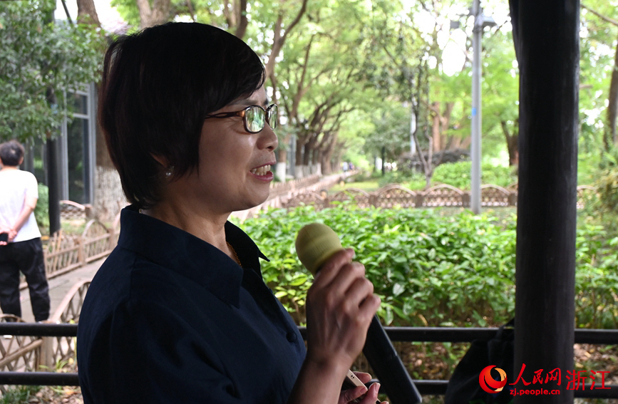 面向運河，任國萍放聲歌唱。人民網(wǎng)記者 張麗瑋