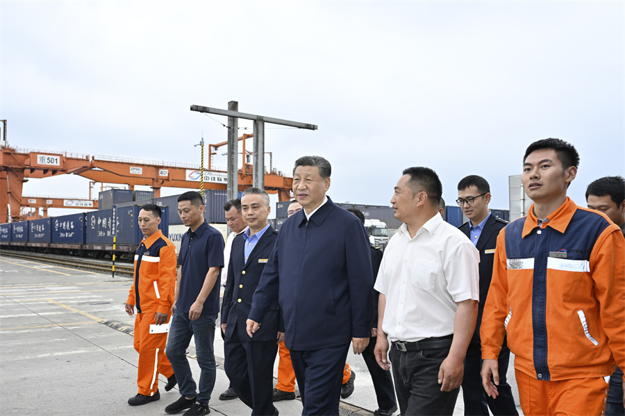 2024年4月22日至24日，中共中央總書記、國家主席、中央軍委主席習(xí)近平在重慶考察。這是22日下午，習(xí)近平在重慶國際物流樞紐園區(qū)重慶鐵路集裝箱中心站，同貨車司機(jī)、列車司機(jī)、裝卸工人、場站管理人員等親切交流。新華社記者 岳月偉 攝