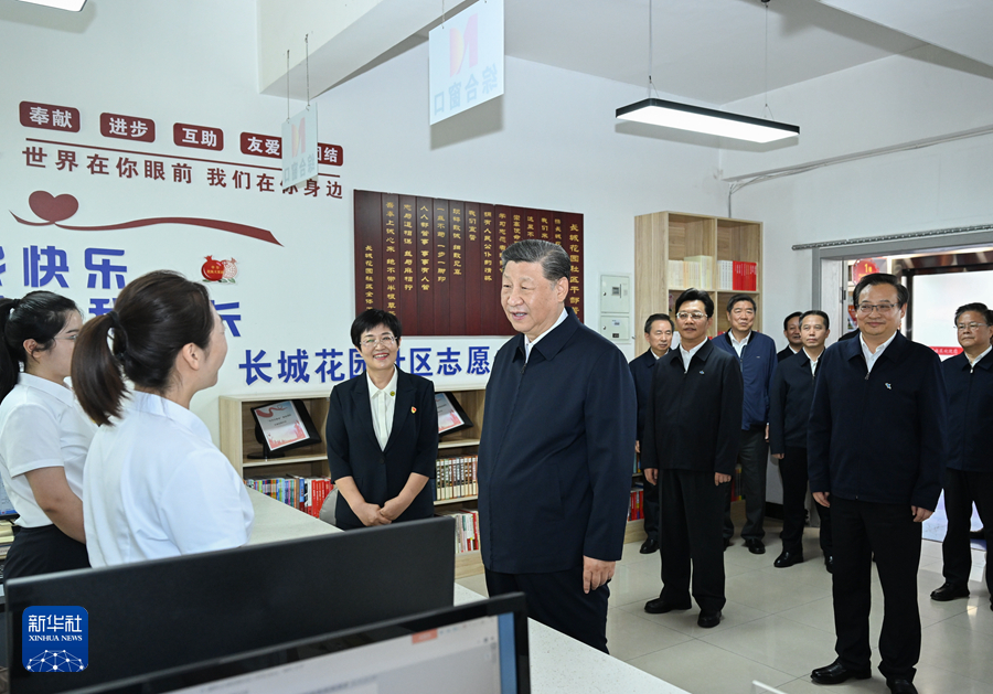 2024年6月19日下午，習(xí)近平在寧夏銀川市金鳳區(qū)長城花園社區(qū)黨群服務(wù)中心便民服務(wù)廳了解社區(qū)開展便民惠民服務(wù)等情況。新華社記者 謝環(huán)馳 攝