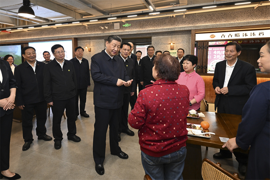 2024年4月22日下午，習(xí)近平在九龍坡區(qū)謝家灣街道民主村社區(qū)考察時，同正在社區(qū)食堂就餐的群眾親切交流。新華社記者 謝環(huán)馳 攝