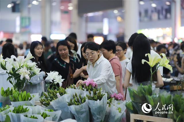 游客在昆明斗南花卉市場(chǎng)選購(gòu)鮮花。人民網(wǎng)記者 李發(fā)興攝