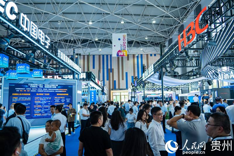 3、2024數(shù)博會(huì)共吸引400余家展商參展。人民網(wǎng) 陽(yáng)茜攝.jpg