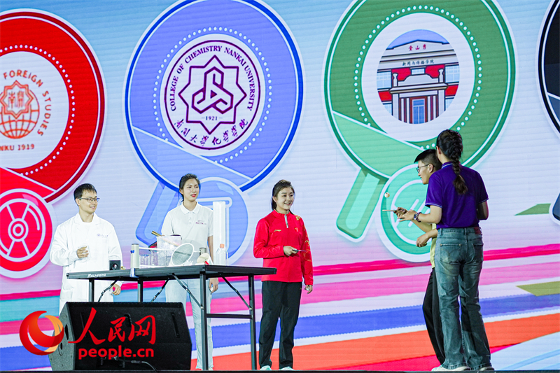 陳夢(mèng)與南開學(xué)子互動(dòng)。人民網(wǎng)記者 于凱攝