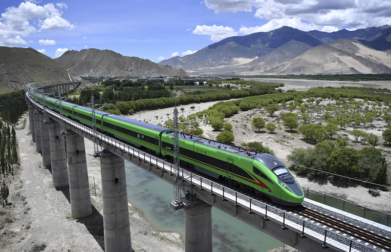 2022年6月22日，復(fù)興號列車行駛在西藏山南境內(nèi)。