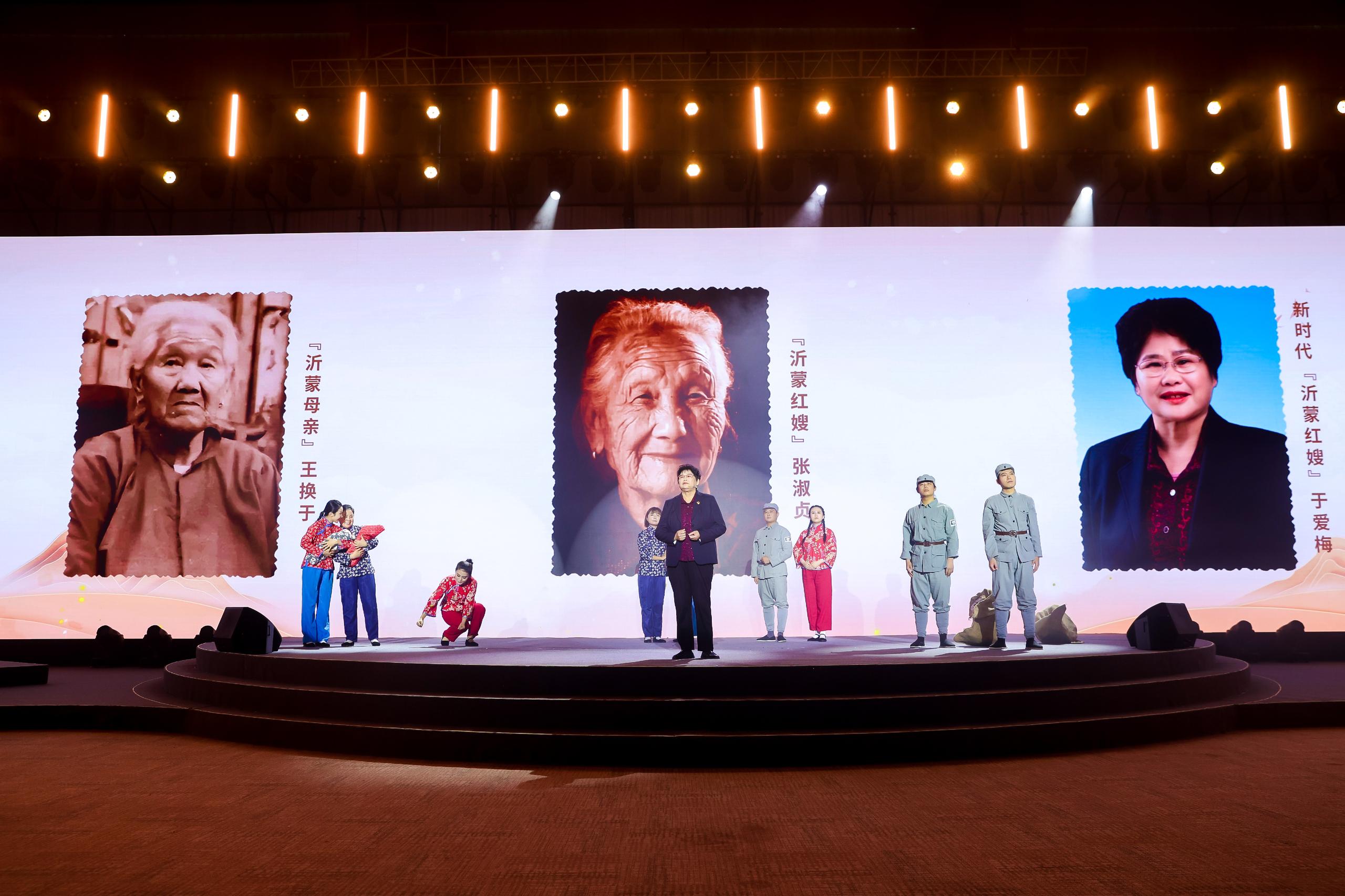 “何以中國(guó)·弦歌不輟”網(wǎng)絡(luò)主題活動(dòng)現(xiàn)場(chǎng)，于愛(ài)梅講述“沂蒙紅嫂”的故事。人民視頻供圖。