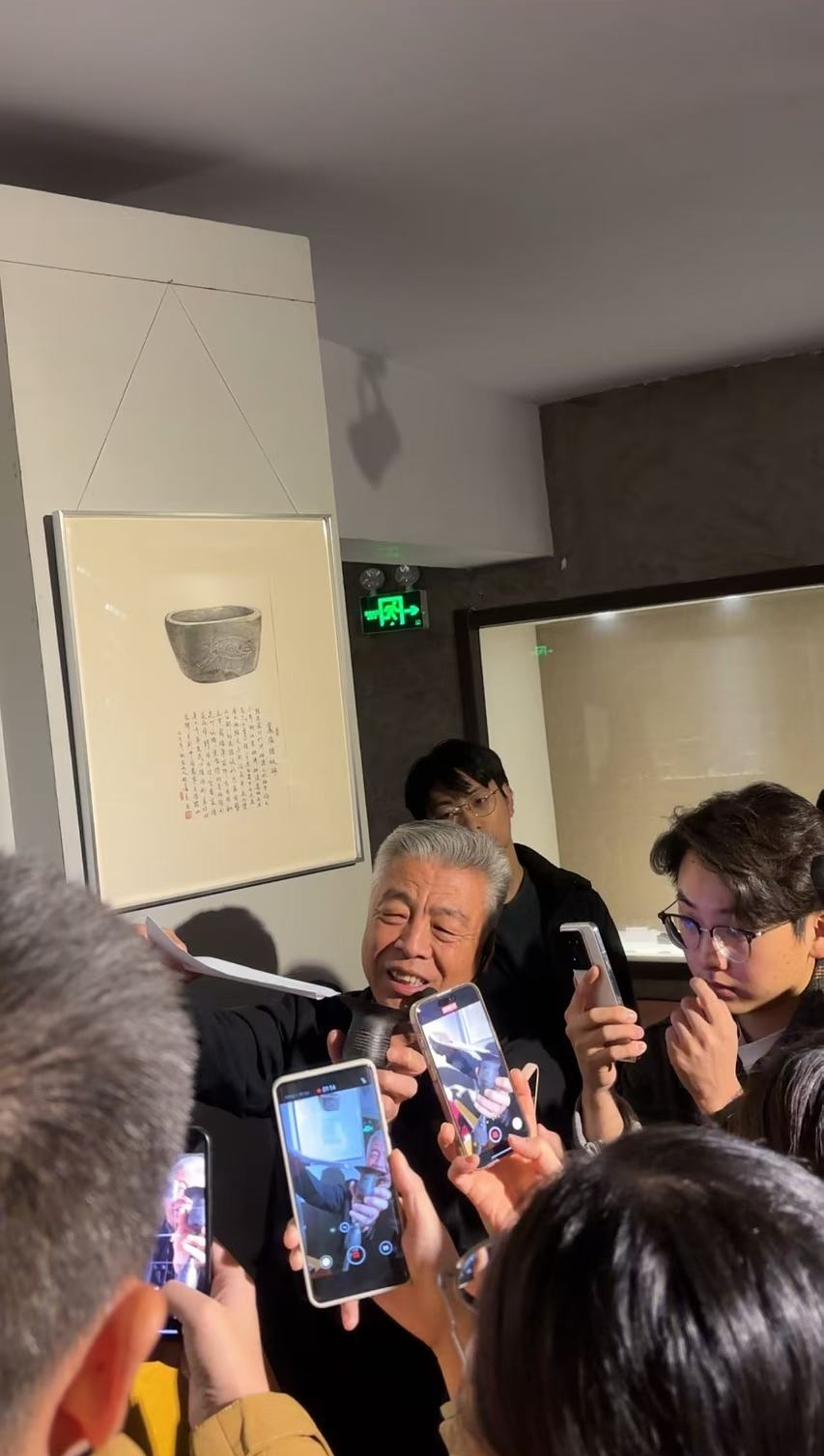 黑陶邢文化博物館館長(zhǎng)邢葆東展示兩張相疊的A4紙，向記者解釋此為杯口的厚度。