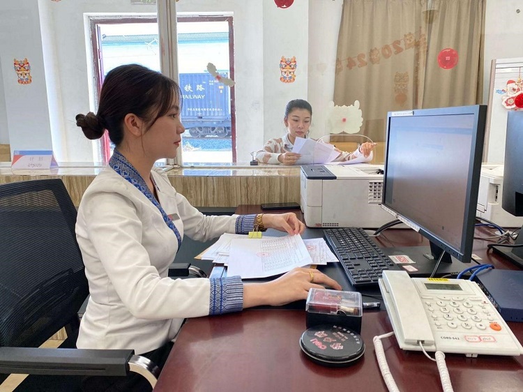 春節(jié)期間，中老鐵路員工堅(jiān)守崗位，保障鐵路運(yùn)行安全、暢通。李加勇攝