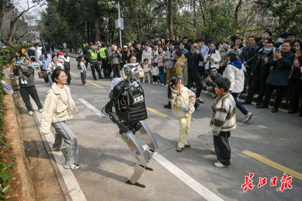 “智警小珞”人形機(jī)器人和小朋友們斗舞。長江日報記者史偉 攝