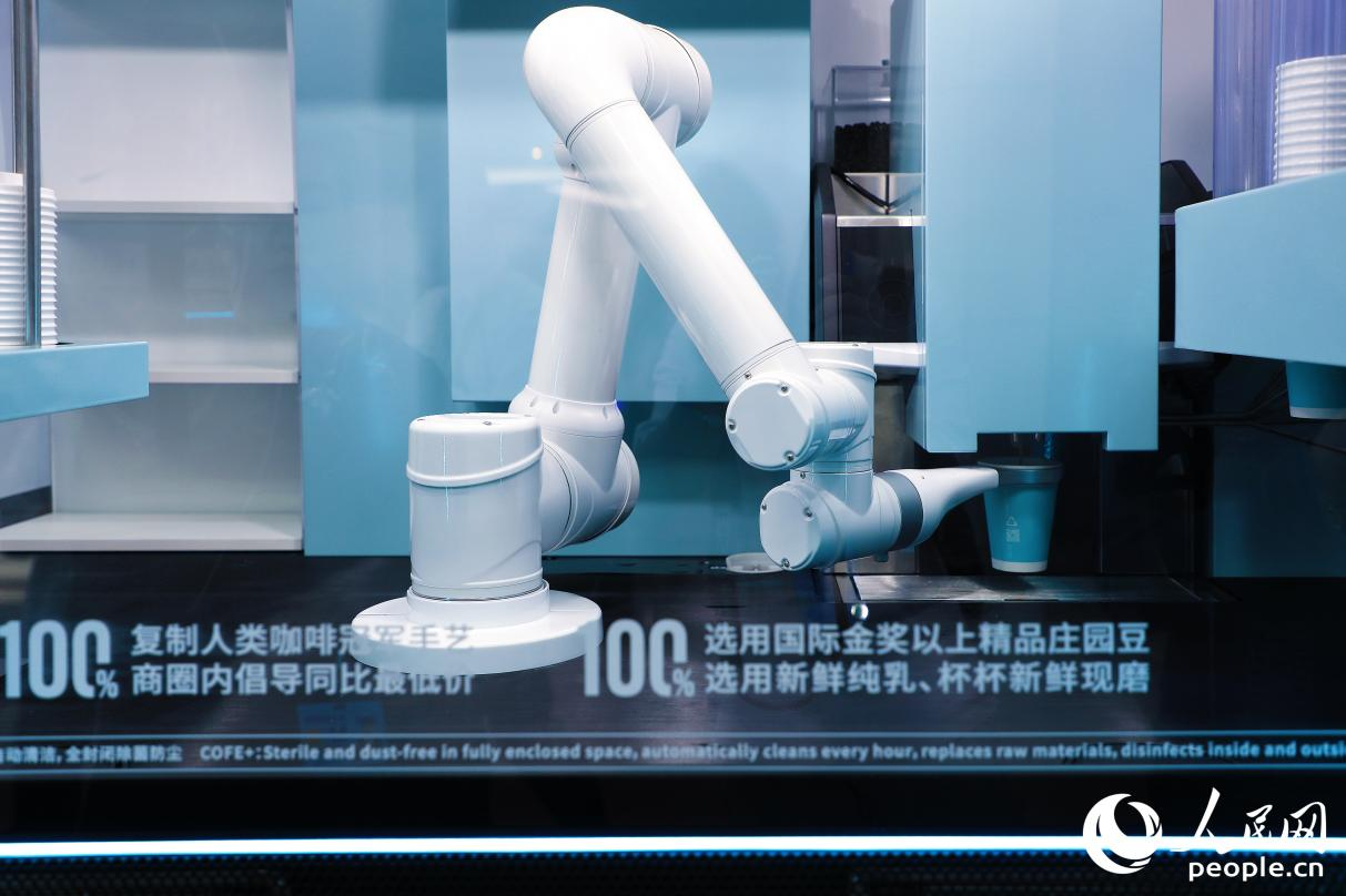 機(jī)器人現(xiàn)磨咖啡。人民網(wǎng) 李唯一攝