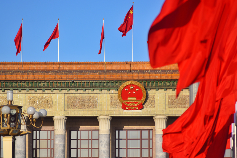 2024年3月8日，北京上空現(xiàn)“兩會藍”，人民大會堂前紅旗飄揚。