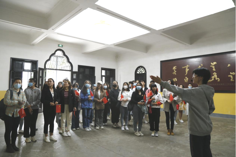 2021年5月20日，在喜迎中國(guó)共產(chǎn)黨建黨100周年之際，我校開展了少數(shù)民族學(xué)生“學(xué)黨史、感恩黨、跟黨走”紅色研學(xué)活動(dòng)。
